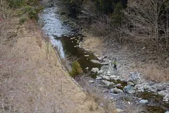 山上川で渓流釣りをする人