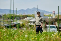 ブドウ畑に立つ木谷一登さん