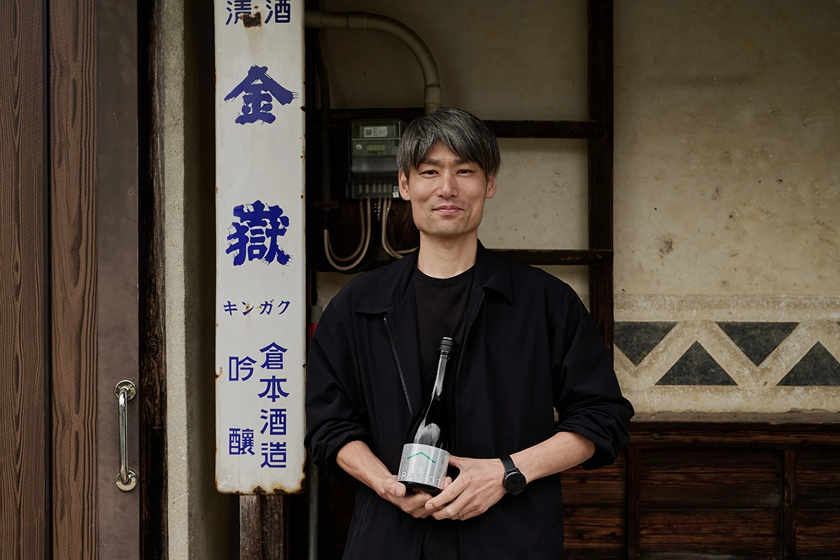 倉本隆司さん。手に持つのは「KURAMOTO SE」
