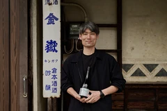 倉本隆司さん。手に持つのは「KURAMOTO SE」
