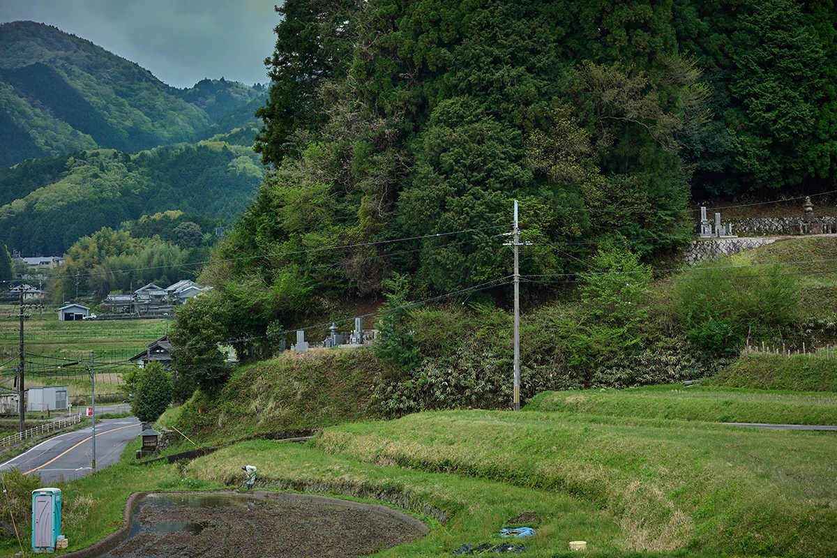 山間の里、都祁吐山。蔵の前には棚田が広がる