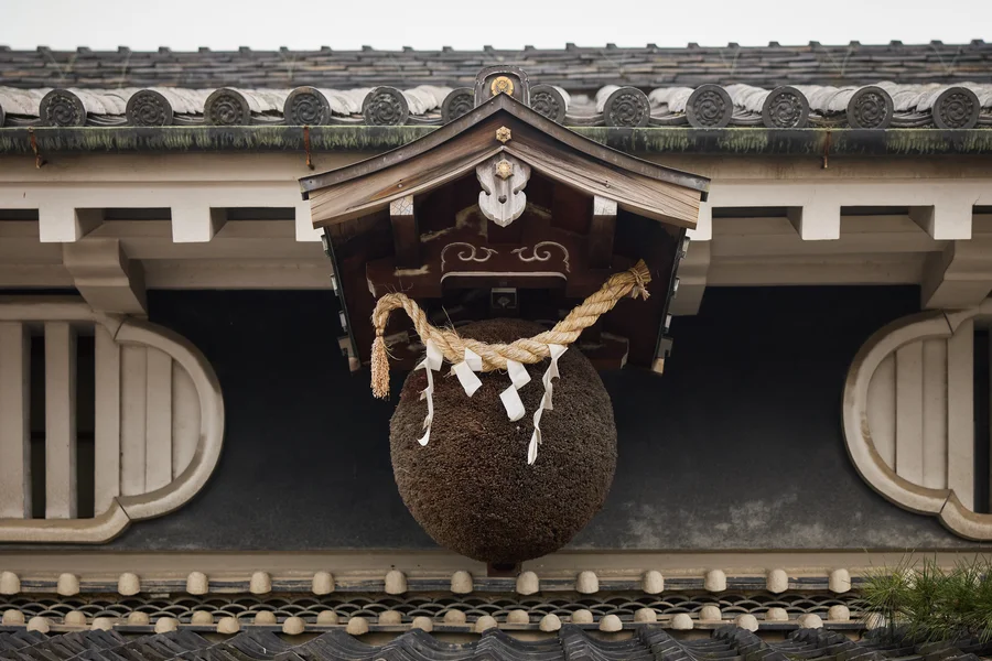 油長酒造の母屋入口に下げられた杉玉