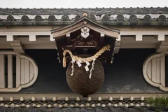 油長酒造の母屋入口に下げられた杉玉
