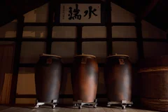 油長酒造最古の建築物「享保蔵」では甕仕込みの「水端（みずはな）」を醸している