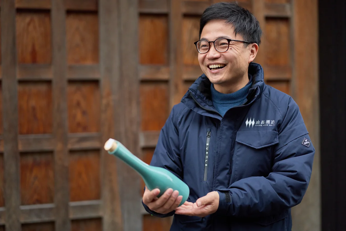 山本さんが手に持つのは享保蔵でつくられた「水端 1568」
