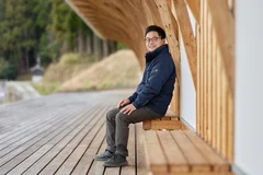 葛城山麓醸造所（山麓蔵）のテラス席に座る山本長兵衛さん