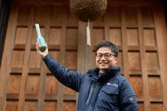 油長酒造の蔵主、山本長兵衛さん。「水端（みづはな）」を醸す享保蔵（きょうほうぐら）の前で