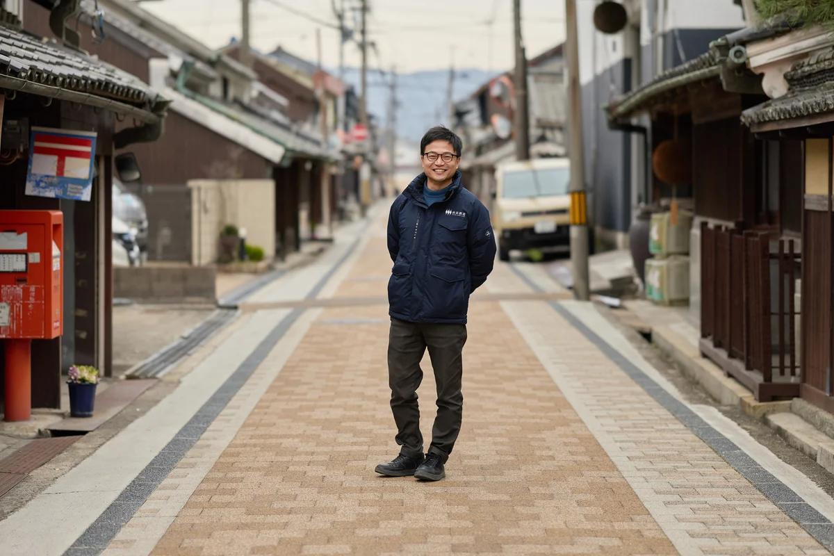 江戸時代の名残が残る御所市内の路地で山本長兵衛さん