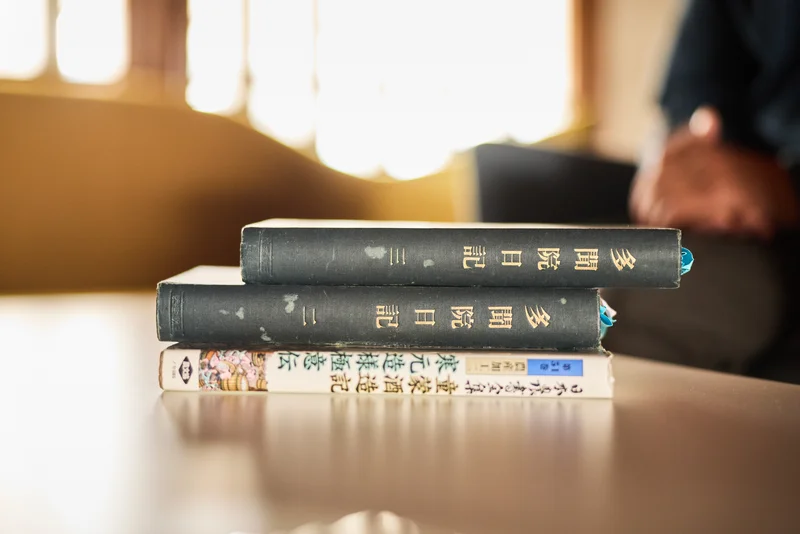 文献を取り出し奈良の酒の歴史を語る山本長兵衛さん