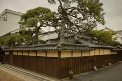 油長酒造の敷地には趣のある住居、右奥には江戸時代の建物「享保蔵」が隣接する